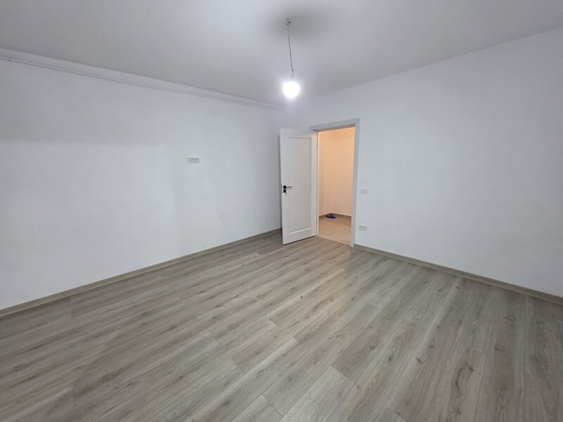 Dristor, chiar la gura de metrou, 5 minute mall Park Lake si parc IOR