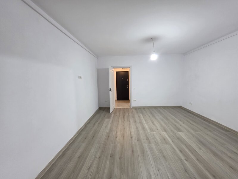 Dristor, chiar la gura de metrou, 5 minute mall Park Lake si parc IOR